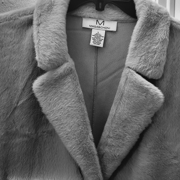 Magashoni Faux fur Coat - Picture 6 of 17